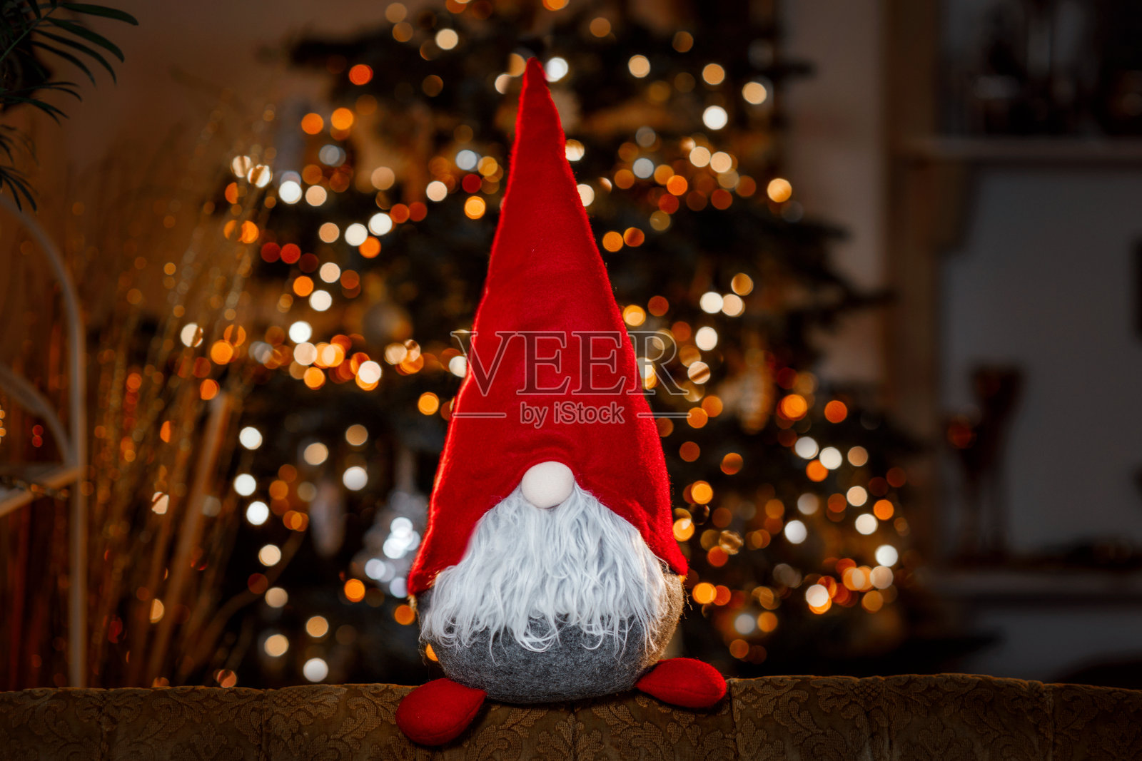 圣诞彩灯背景上的圣诞侏儒照片摄影图片