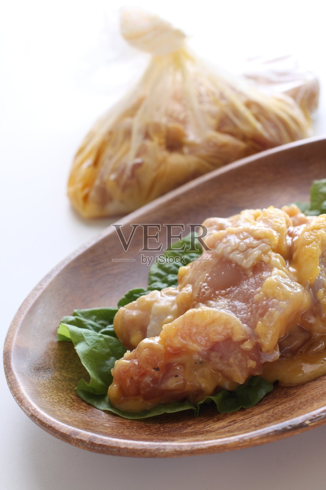 鸡和调味料的油炸烹饪形象照片摄影图片