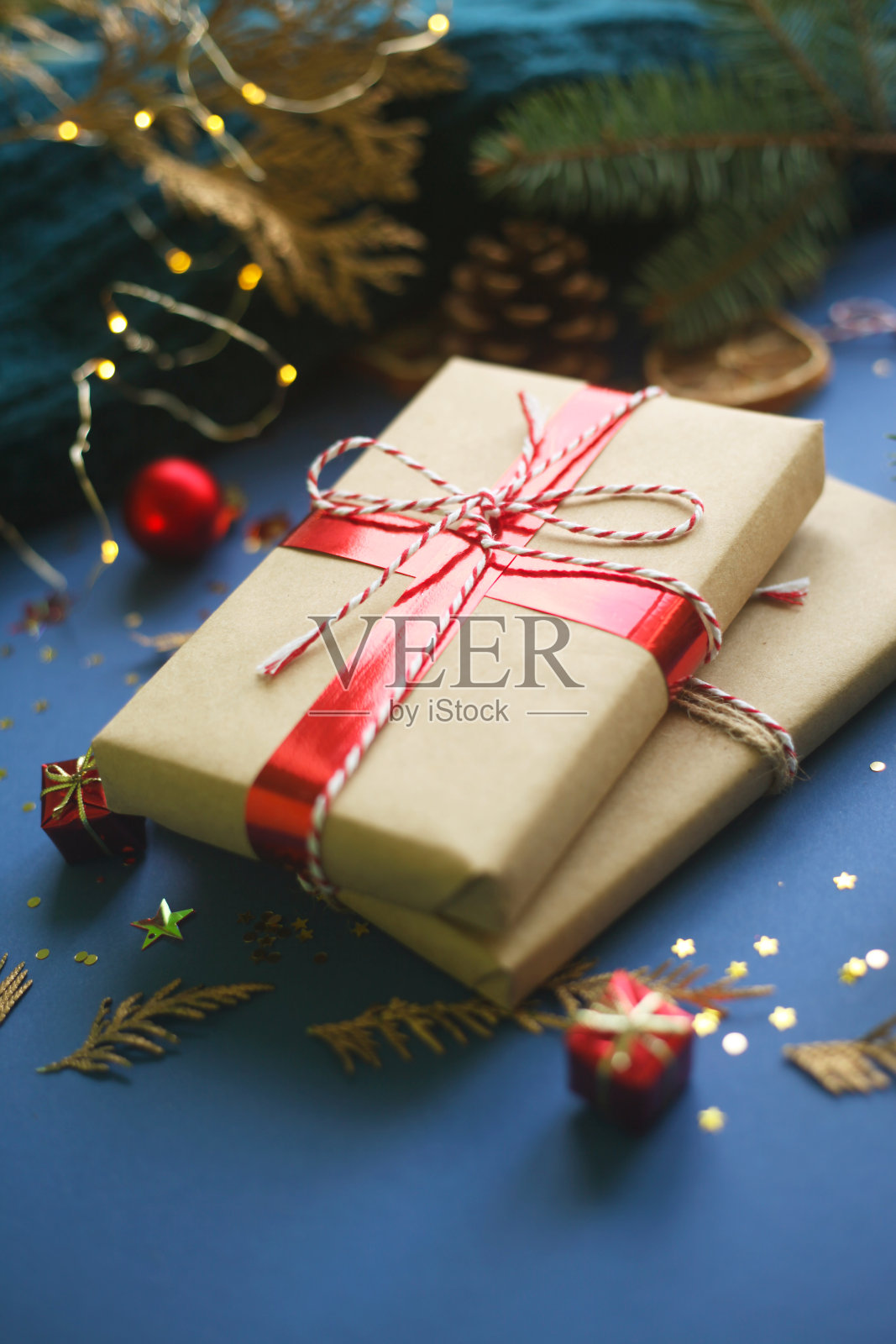时尚经典的蓝色背景和礼物盒圣诞贺卡照片摄影图片