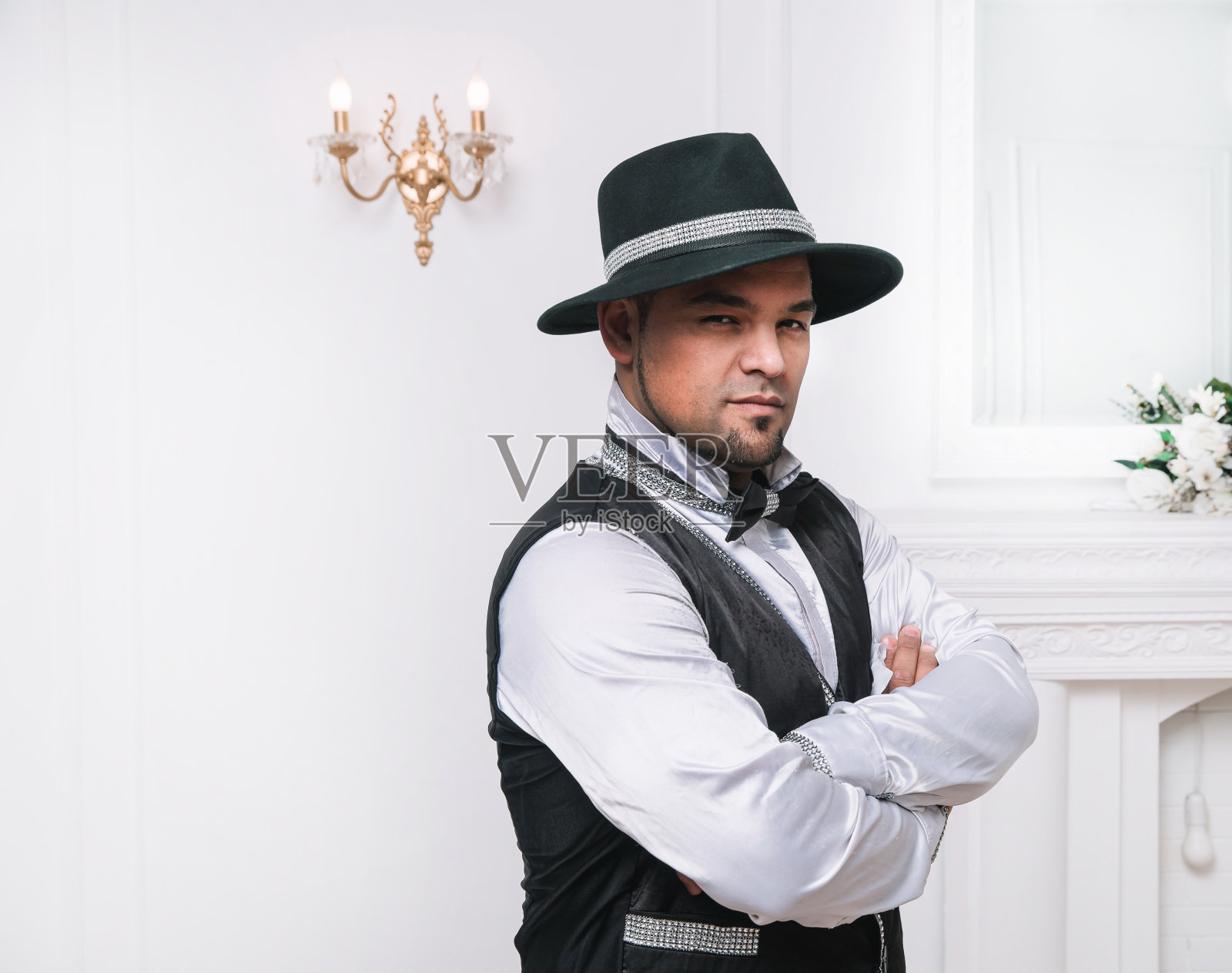 穿着各种服装的有魅力的男性表演者照片摄影图片