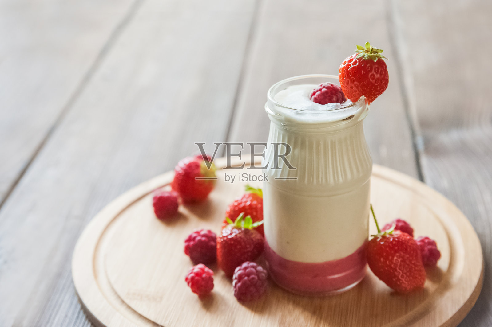 自制酸奶在一个罐子里特写。发酵乳制品配草莓和仿空间。照片摄影图片