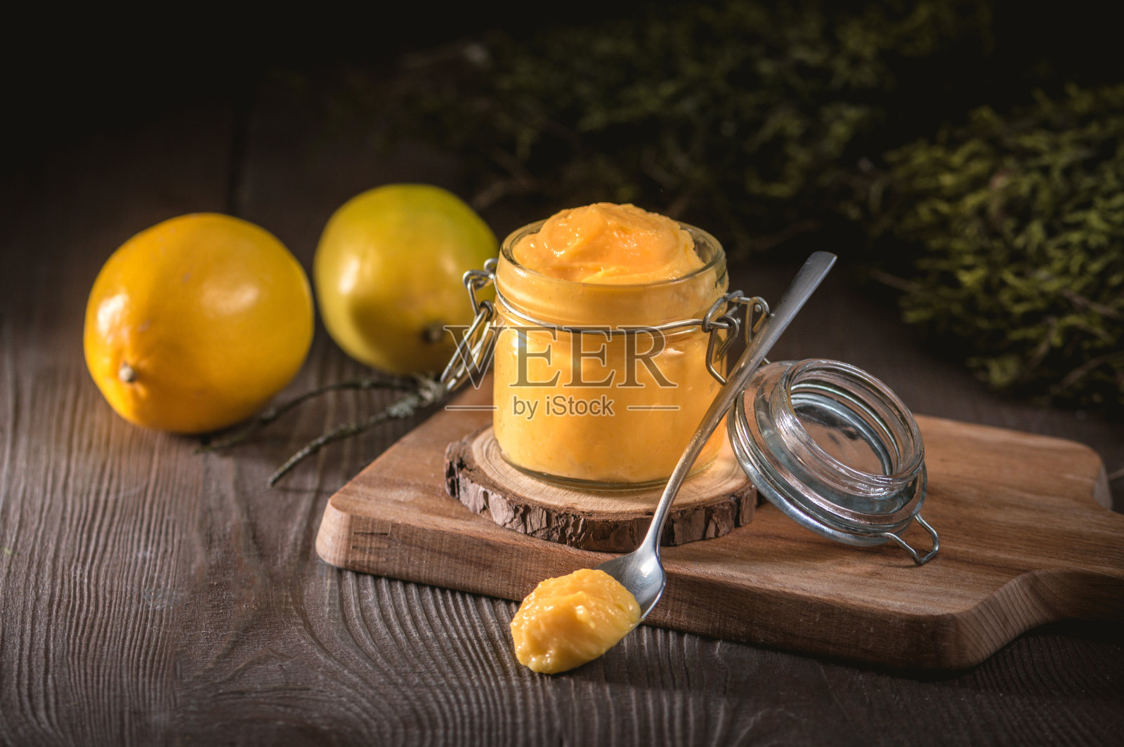 玻璃罐中的柠檬凝乳和新鲜的柠檬照片摄影图片