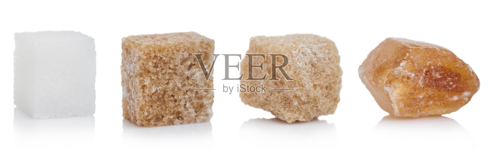 天然棕色和白色的立方体和焦糖未经精制的方糖在白色的背景。宏照片摄影图片