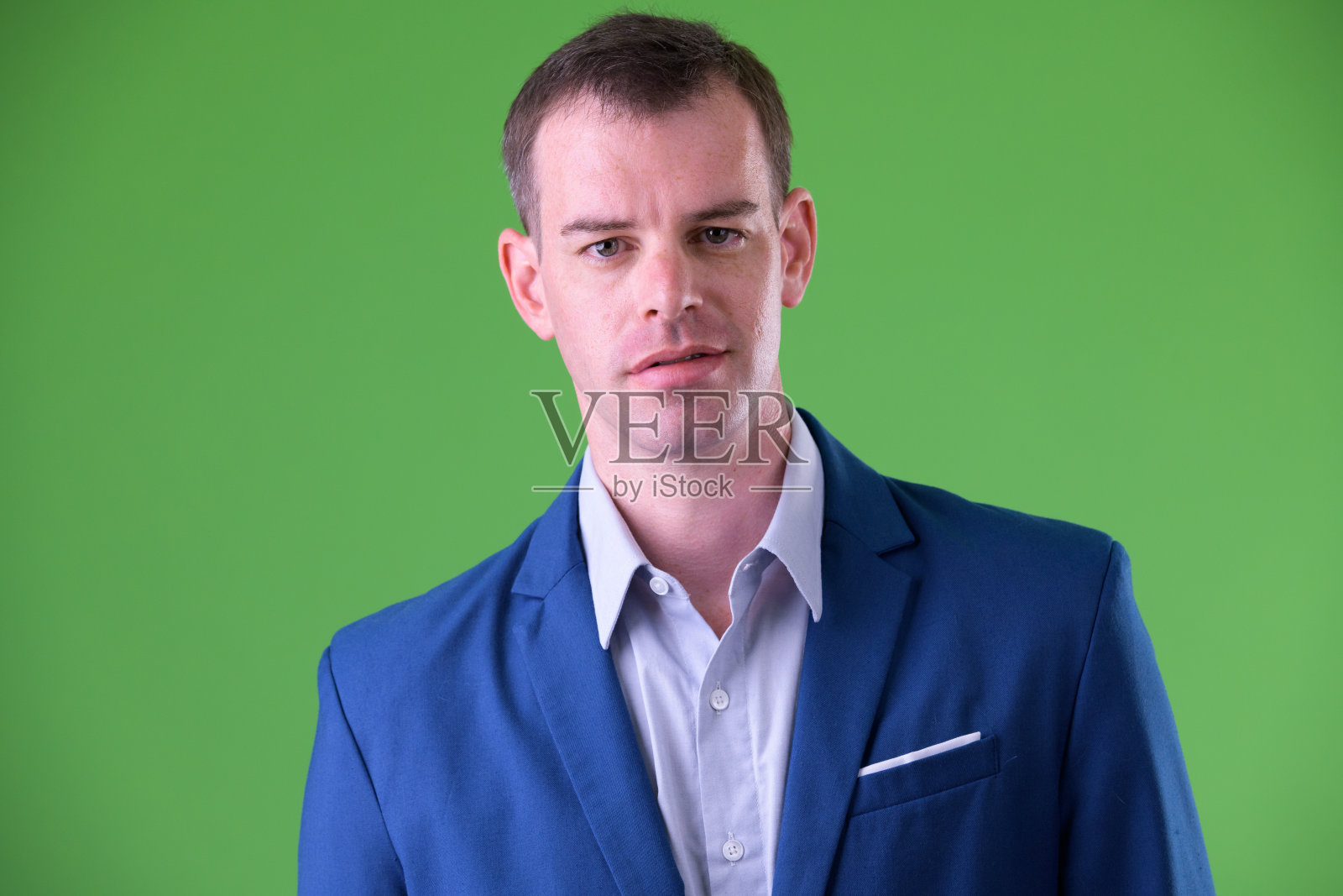 西装革履的商人看着镜头照片摄影图片