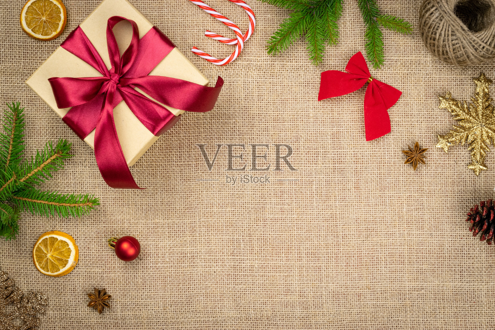 圣诞节金色的卡片。圣诞装饰上孤立亚麻纹理。新年晚会背景。横幅模拟的产品或设计内容的显示照片摄影图片