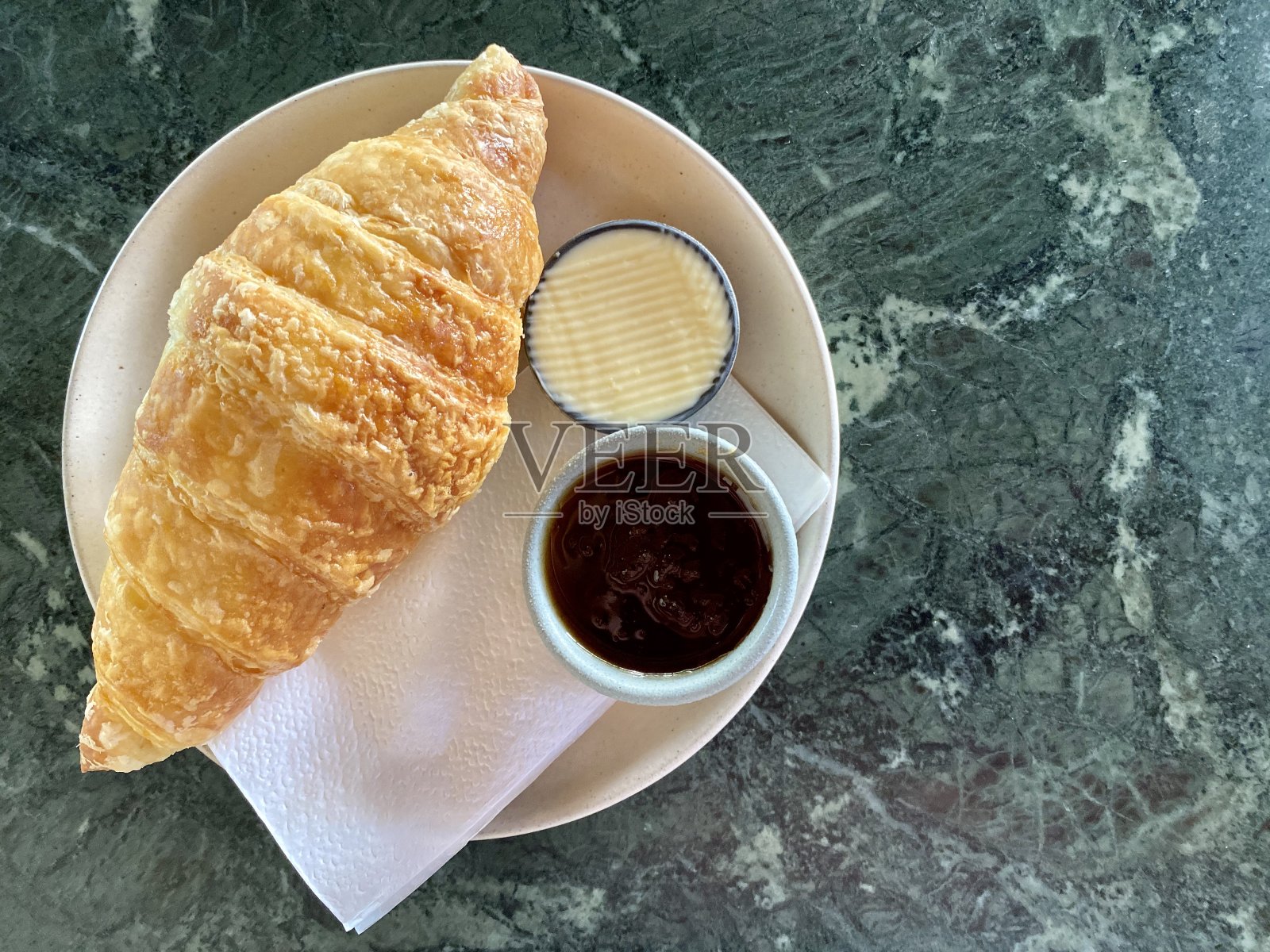 法式早餐:咖啡加牛角面包照片摄影图片