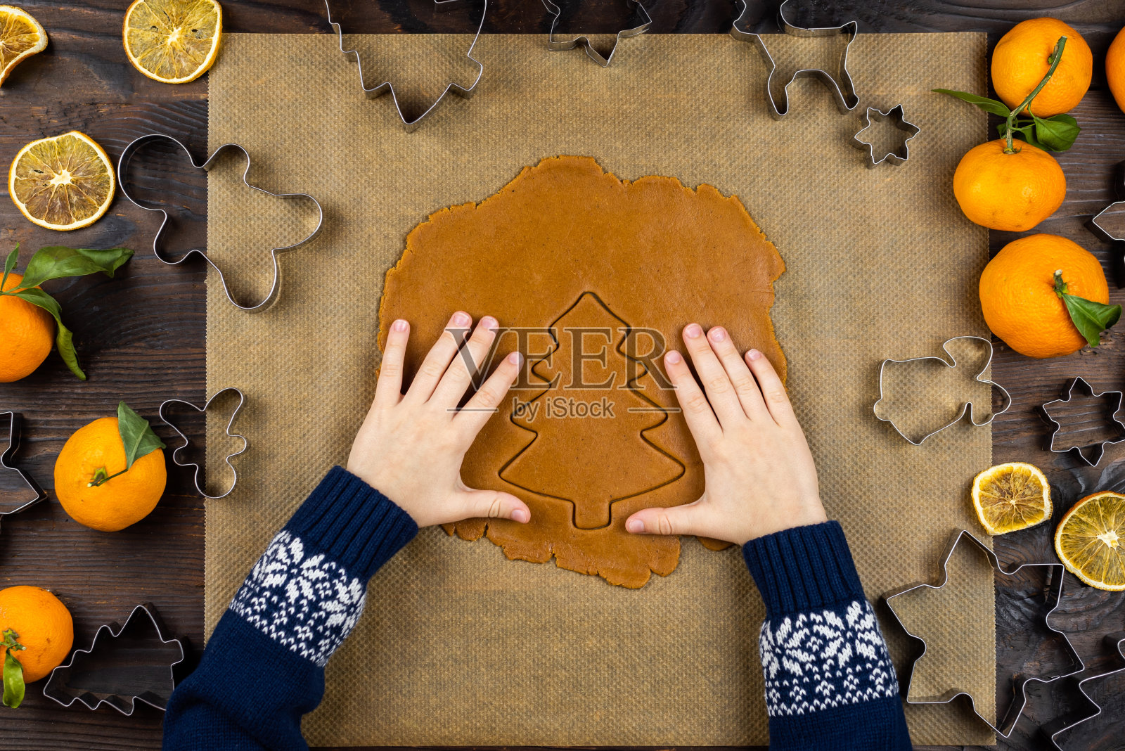 孩子做圣诞饼干照片摄影图片