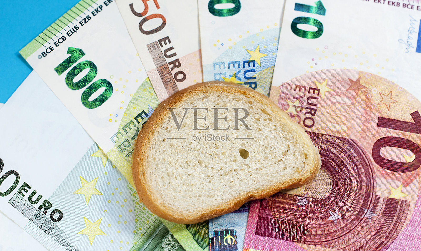 纸币背景上的一片白面包。照片摄影图片