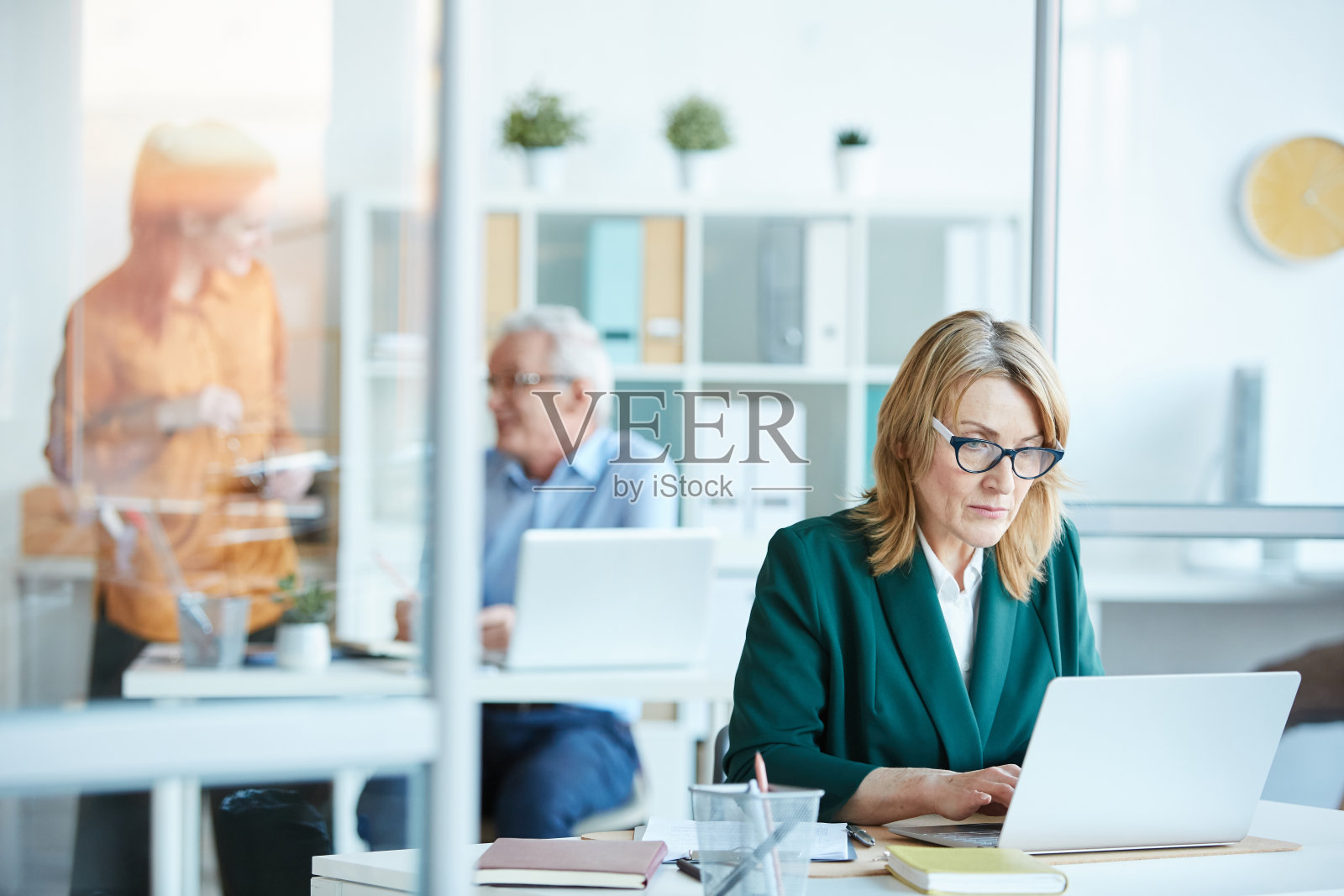 在笔记本电脑上打字的成熟女人照片摄影图片