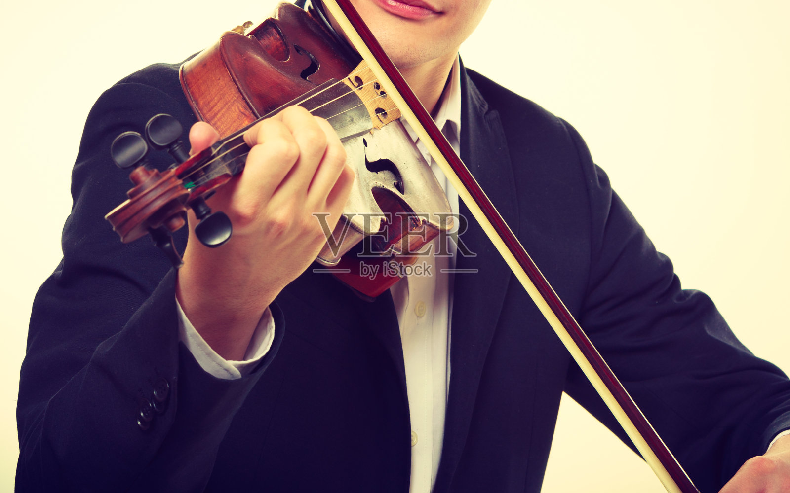 男人穿着优雅拉着小提琴照片摄影图片