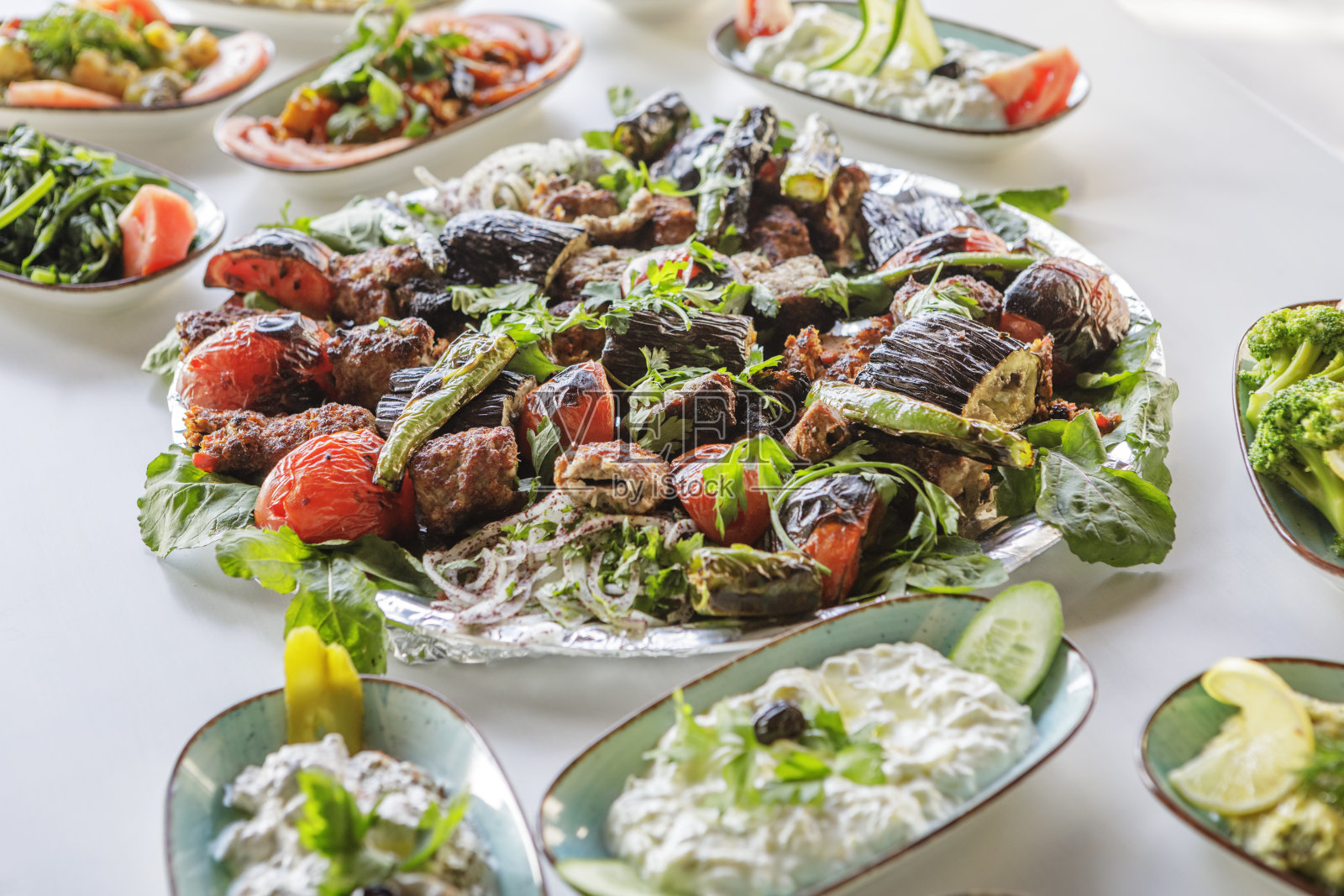 餐桌上的烤肉串和开胃菜照片摄影图片