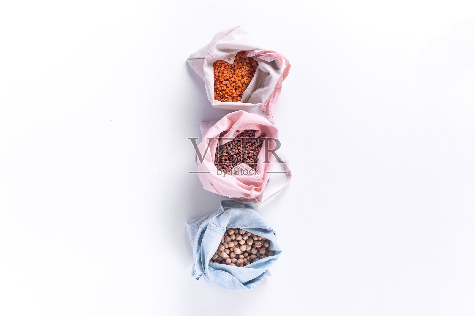 环保袋装的食品杂货。天然谷物棉袋,环保。可持续生活方式的概念。零浪费食物购物。塑料免费项目。重复使用,减少,回收,废弃照片摄影图片