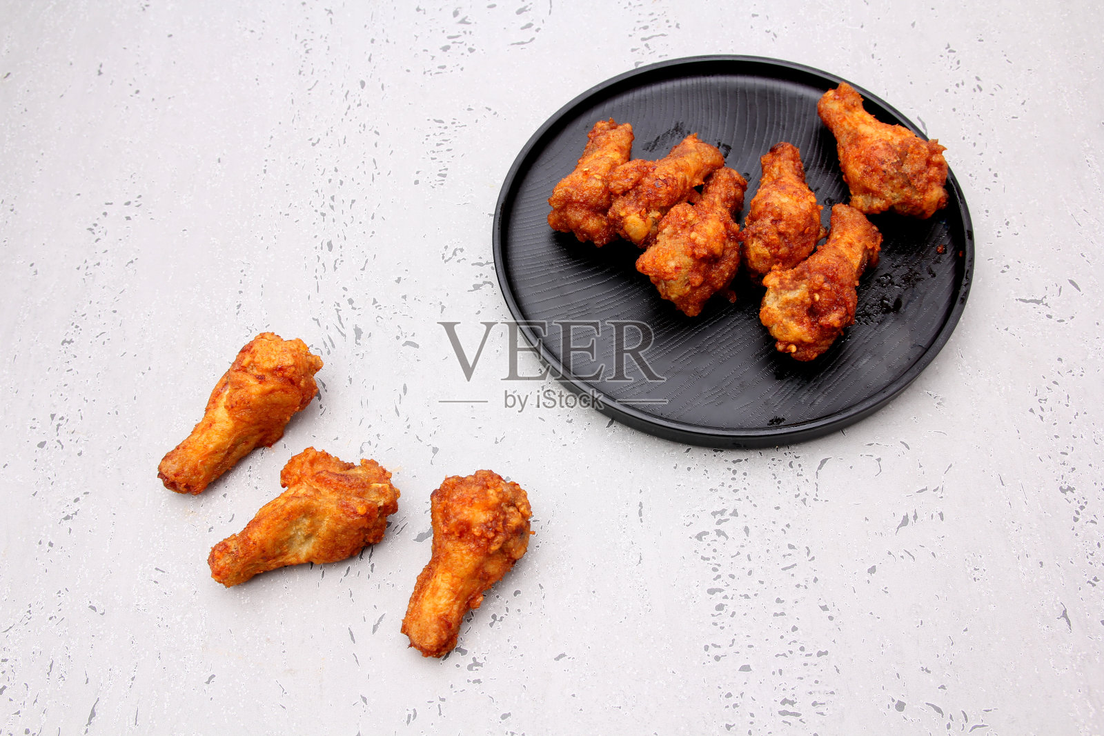 韩国炸鸡鸡翅孤立在一个灰色背景的工作室。照片摄影图片