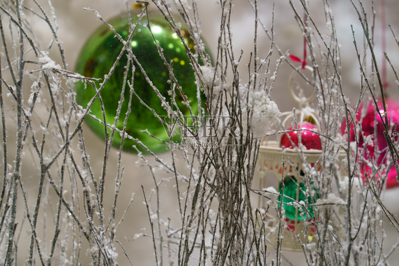 城市街道上的新年彩灯和装饰照片摄影图片