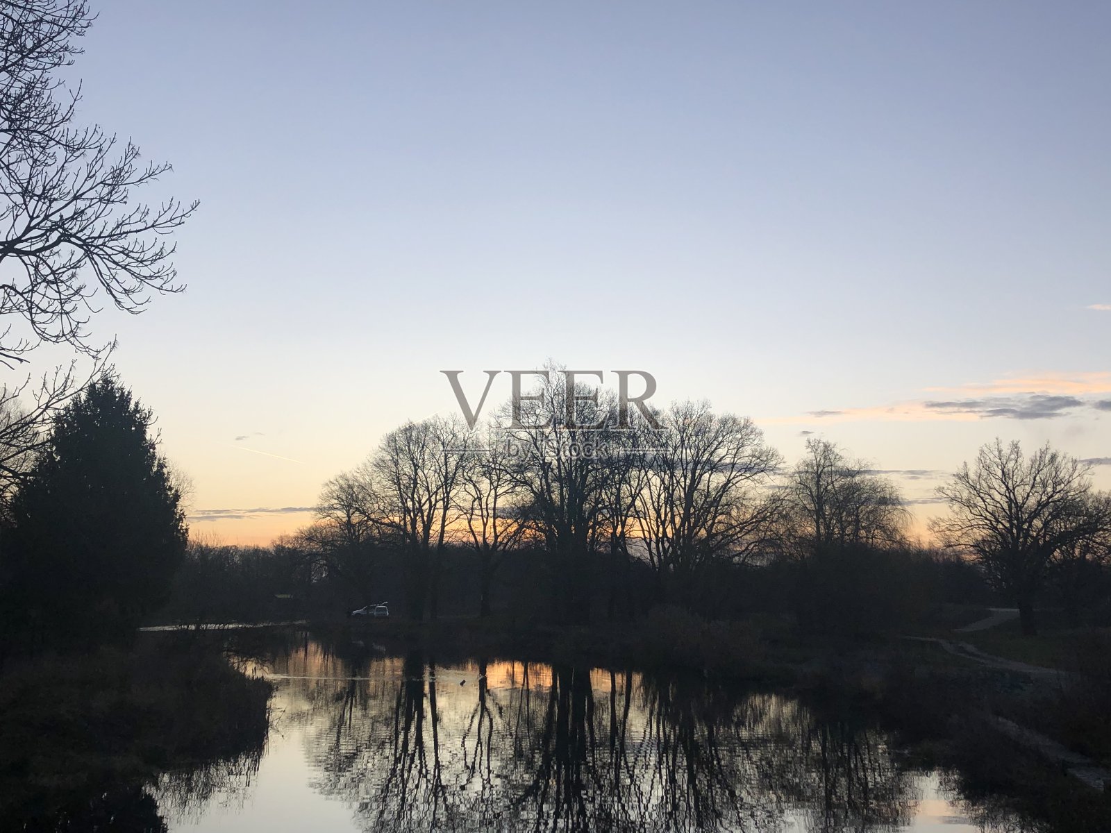 湖面上的日出照片摄影图片