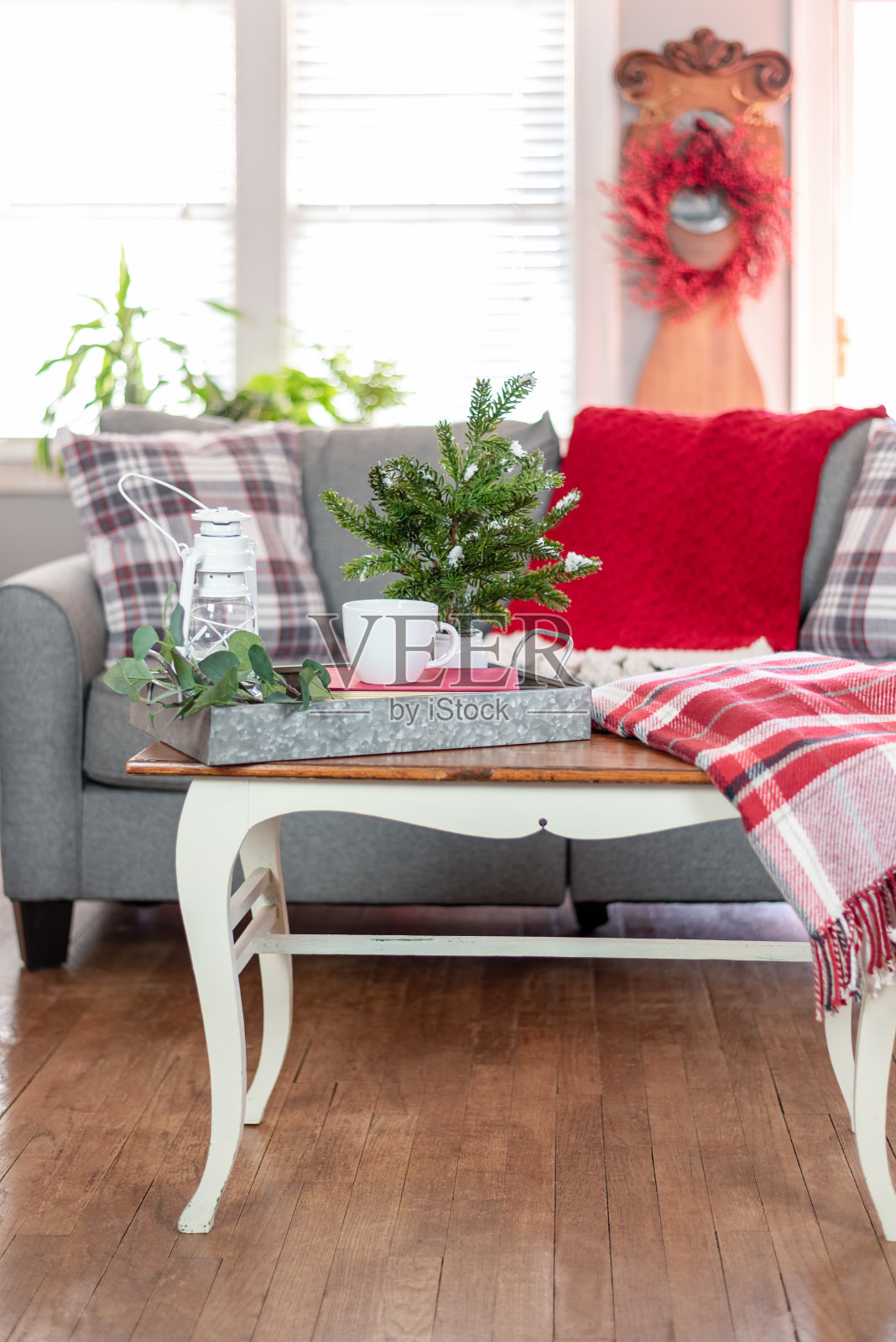 为圣诞节装饰的客厅照片摄影图片