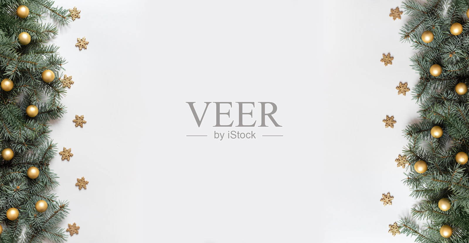 圣诞横幅与冷杉树枝,金色的雪花和球在白色的背景。照片摄影图片