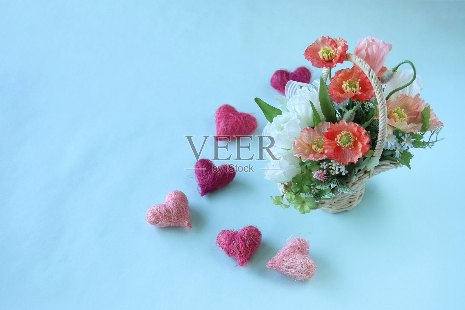 罂粟花和郁金香放在篮子里照片摄影图片