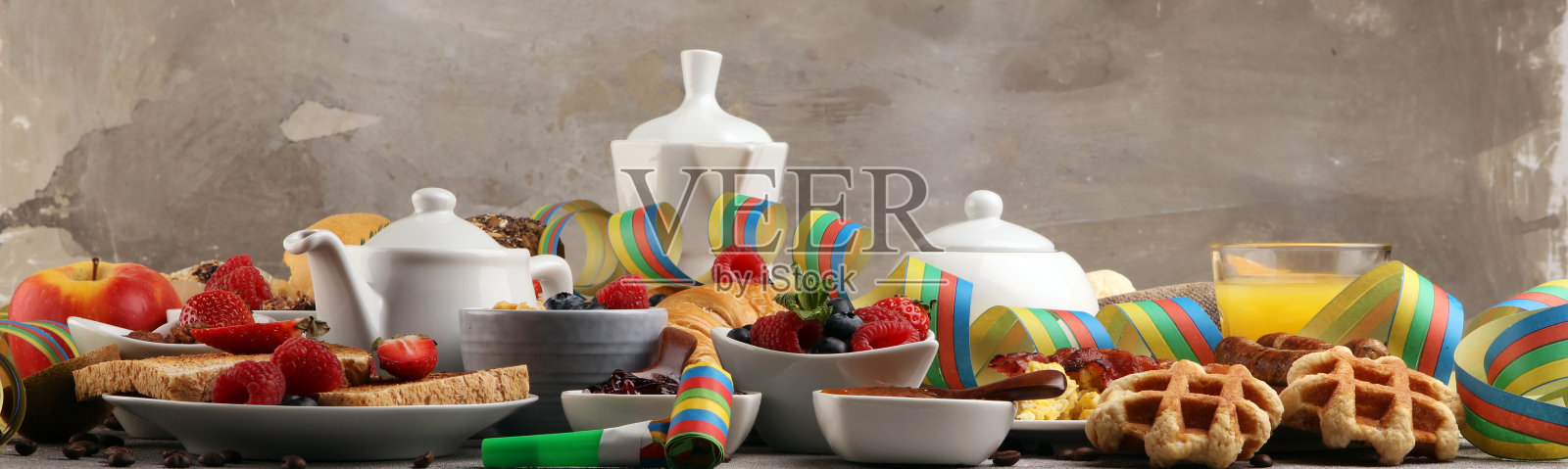 早餐包括咖啡、橙汁、羊角面包、麦片和水果。均衡的饮食。嘉年华或新年的欧式早餐照片摄影图片