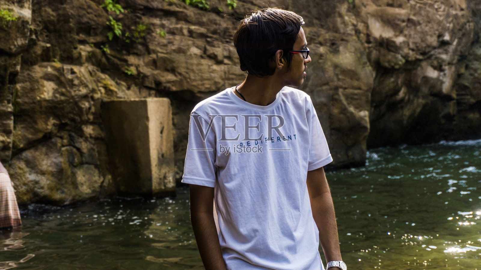 扎瓦尼瀑布的成年男子照片摄影图片