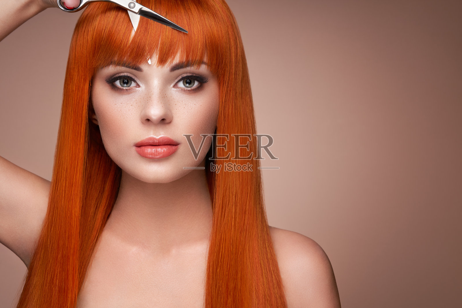 拿着剪刀的漂亮年轻女人照片摄影图片