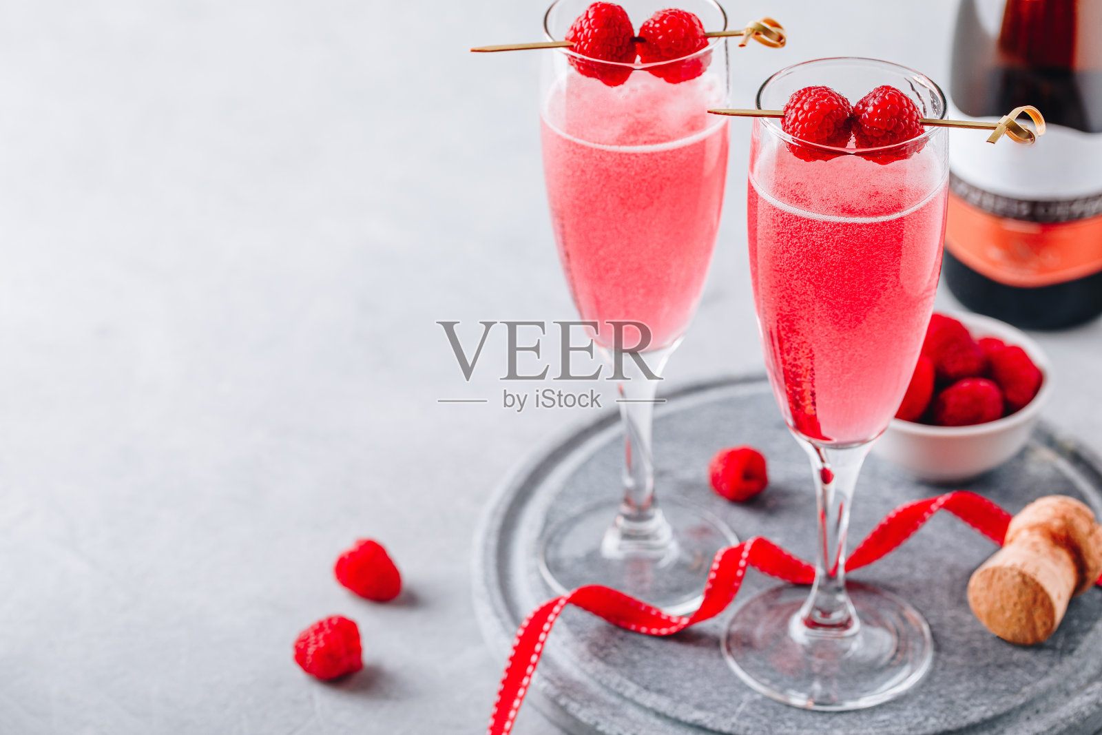 粉色香槟鸡尾酒配新鲜覆盆子(情人节特调)照片摄影图片