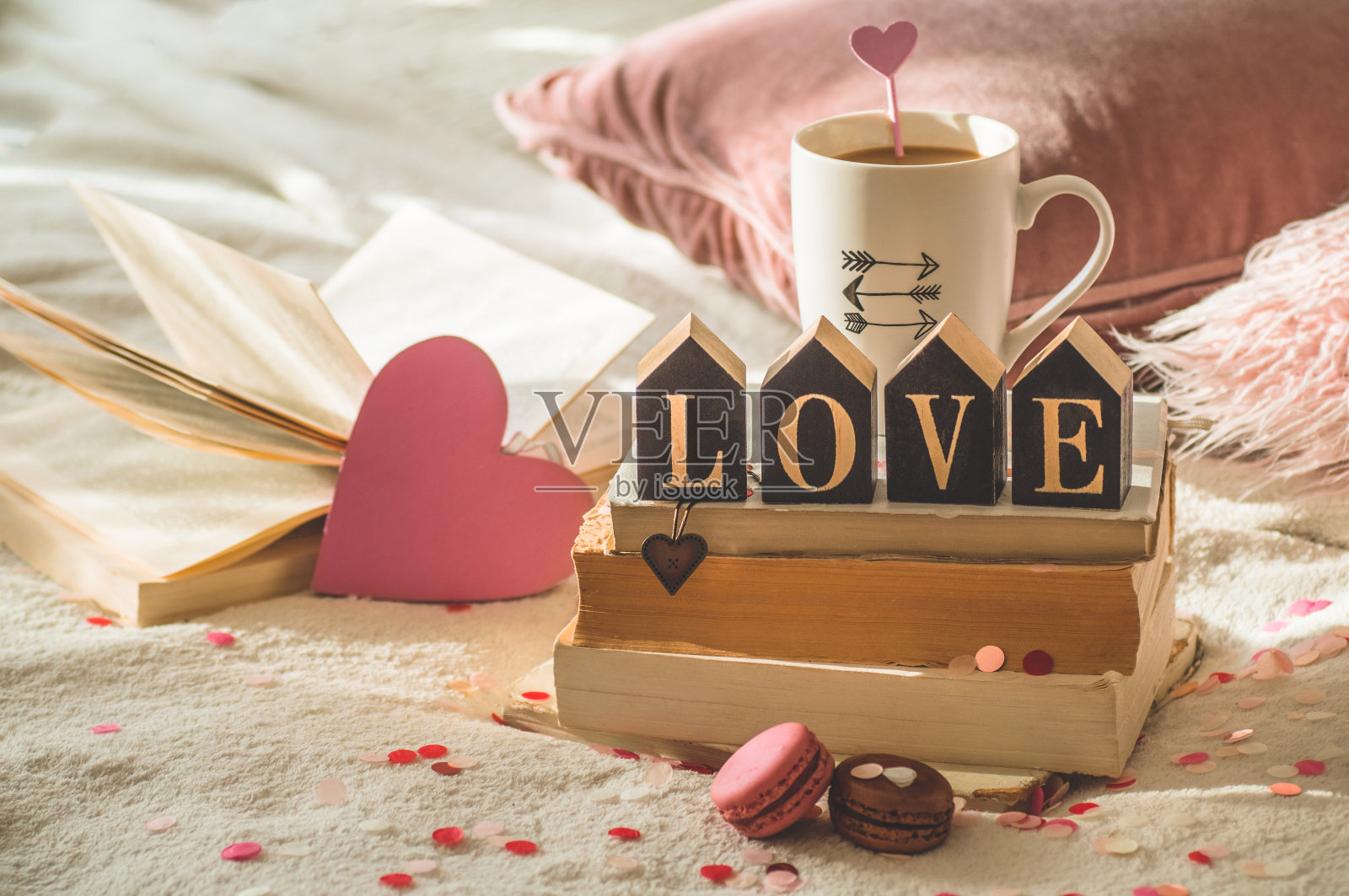 情人节明信片,爱心、书籍和咖啡杯照片摄影图片