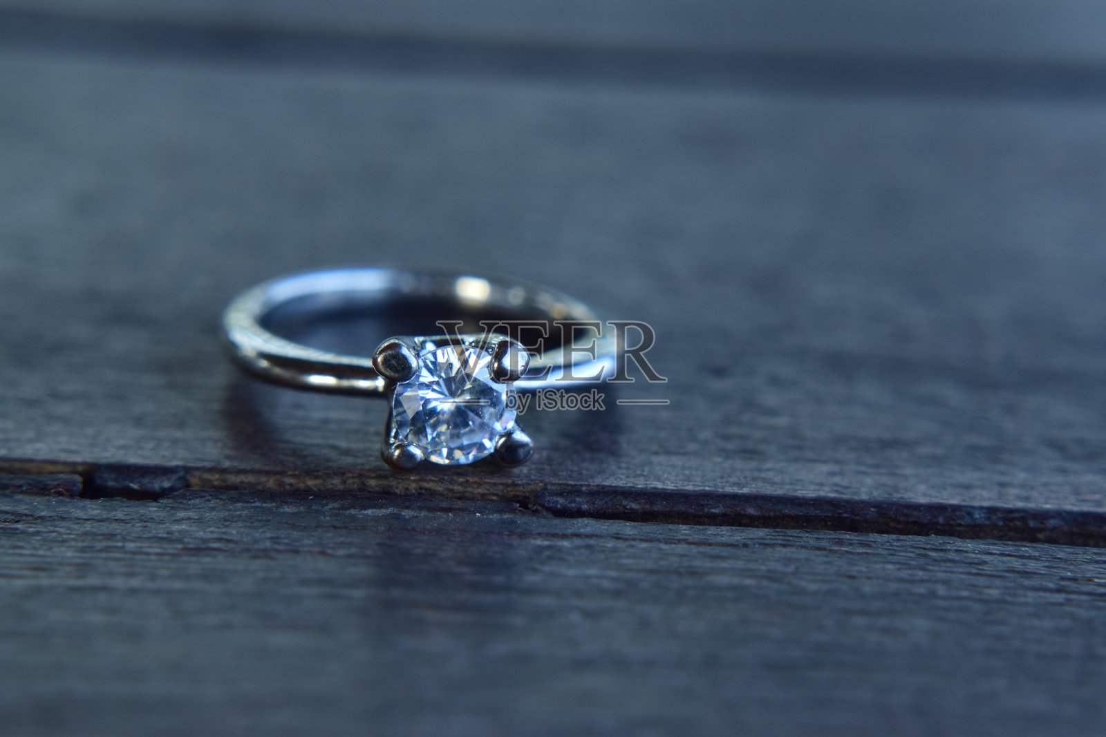 银戒指照片摄影图片