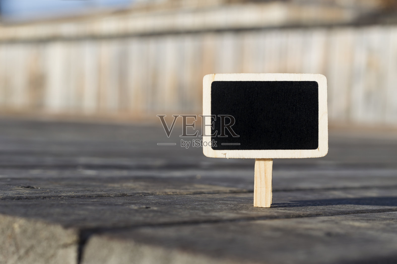 空白木黑板标签在木制背景照片摄影图片