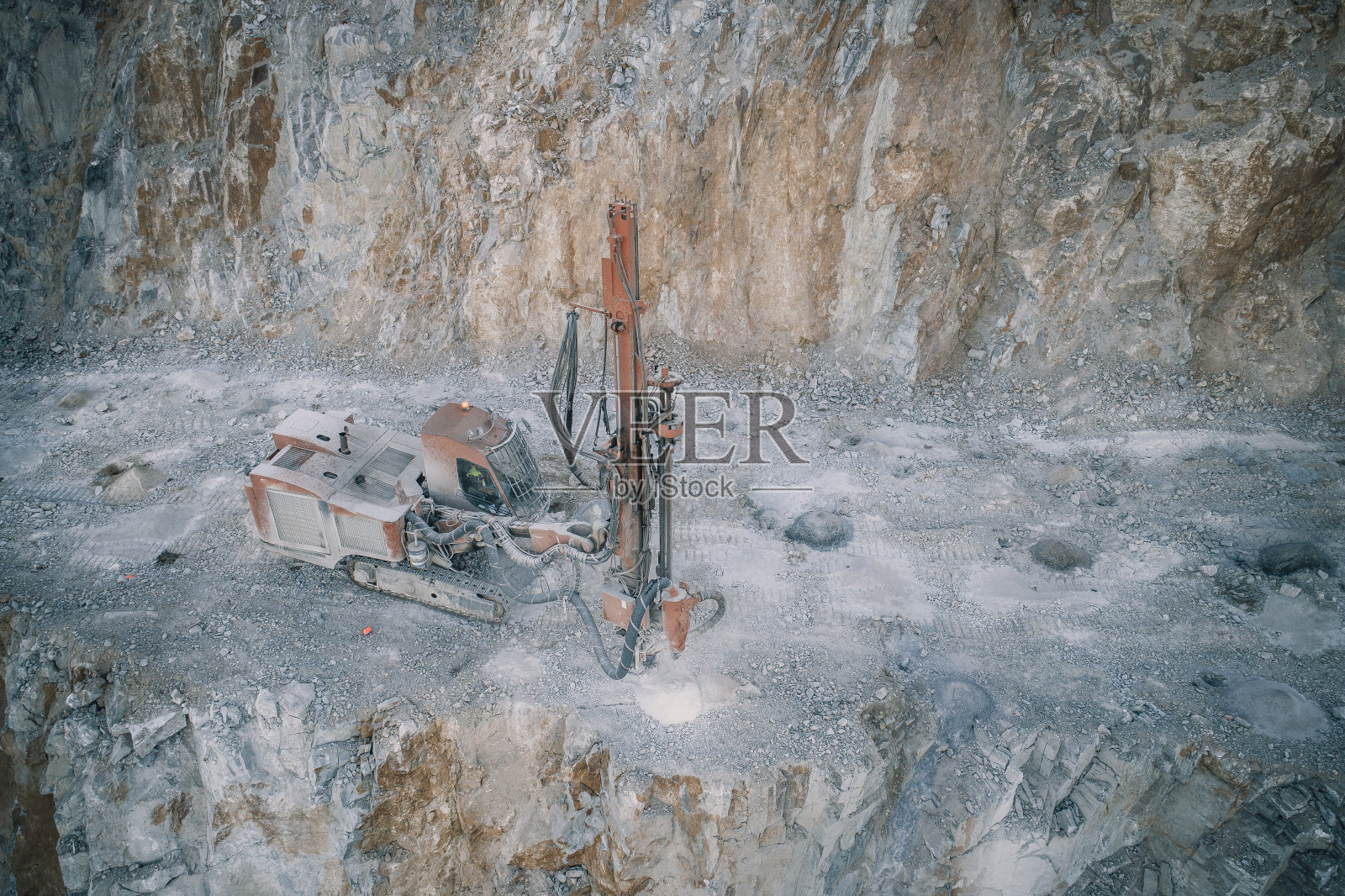 采矿机械在岩石上工作照片摄影图片