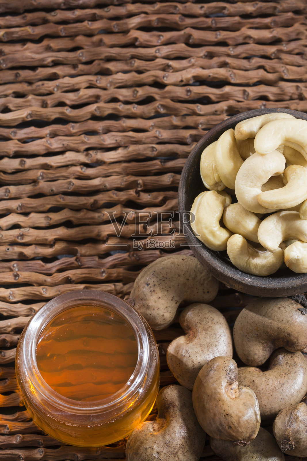 餐桌上的核桃和腰果油-西番莲照片摄影图片