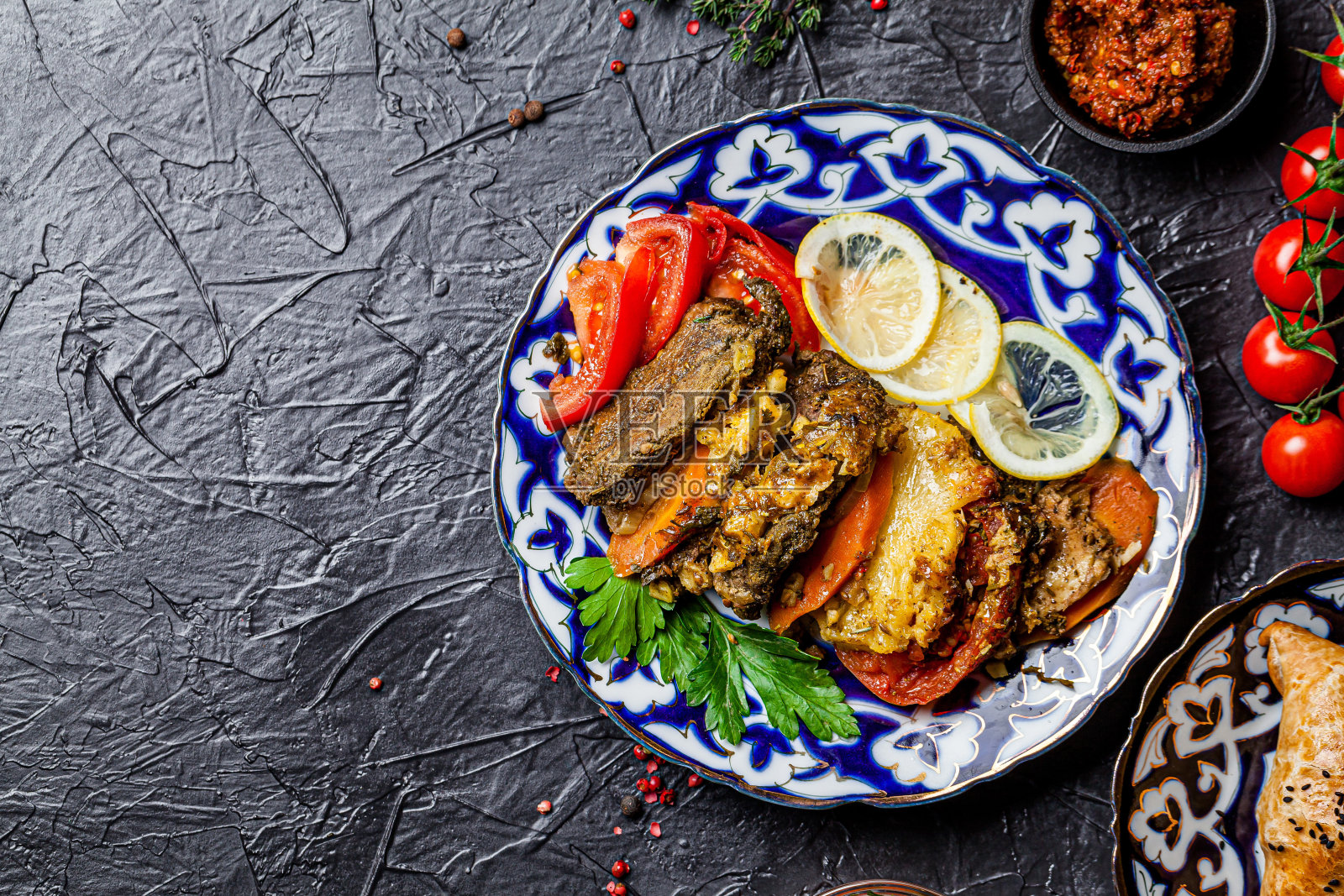 传统东方美食:肉、鱼、菠萝、辣椒、番茄和柠檬的纳吾肉孜节菜肴照片摄影图片