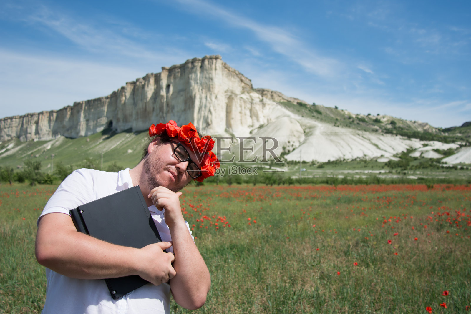 在电脑上工作的搞笑胖子。照片摄影图片