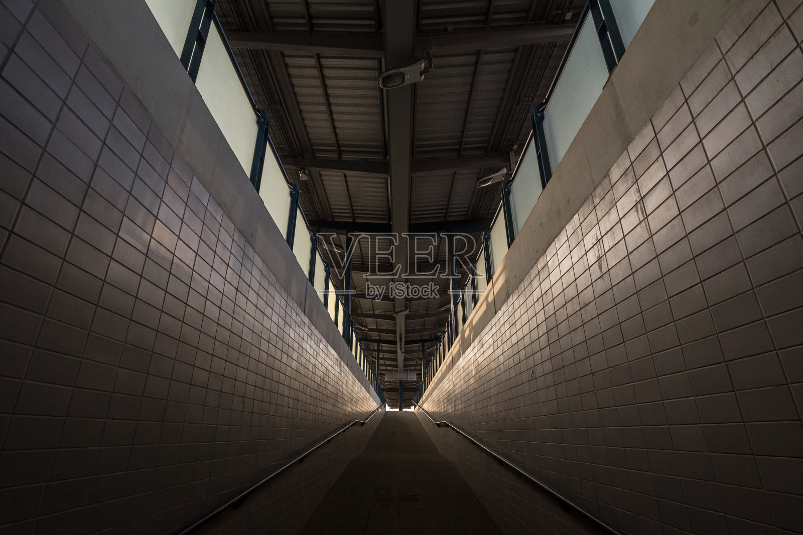 火车站内可通行的斜坡,由混凝土楼梯制成,为残疾人士或残疾人提供通往站台和铁路轨道的通道。照片摄影图片