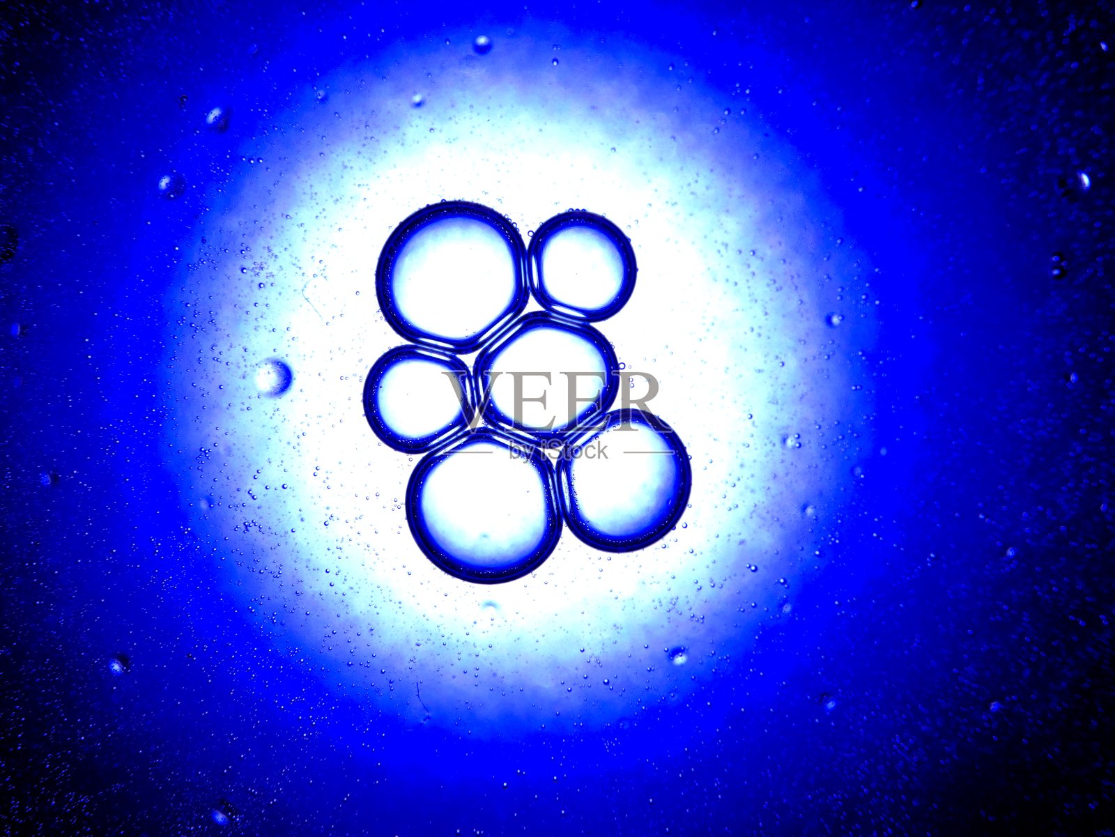 瓶子里的肥皂泡泡照片摄影图片