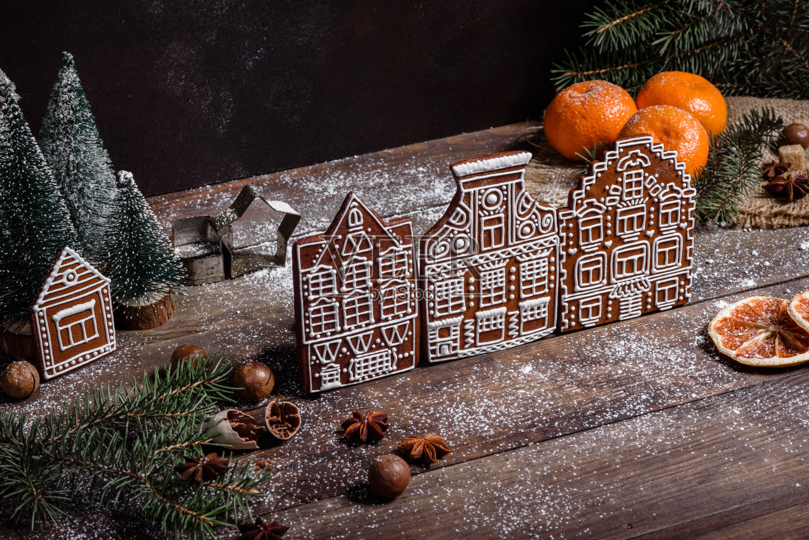 圣诞餐桌上有美味的松露蛋糕和漂亮的姜饼照片摄影图片