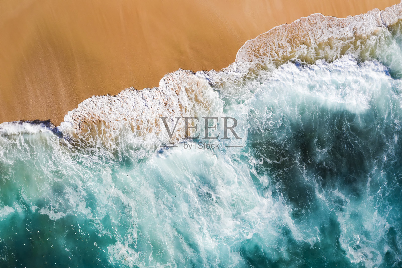 从上面看,令人惊叹的鸟瞰图,一些海浪撞击到一个美丽的海滩在日落。印度尼西亚南巴厘岛,Unggasan村,Melasti海滩。照片摄影图片