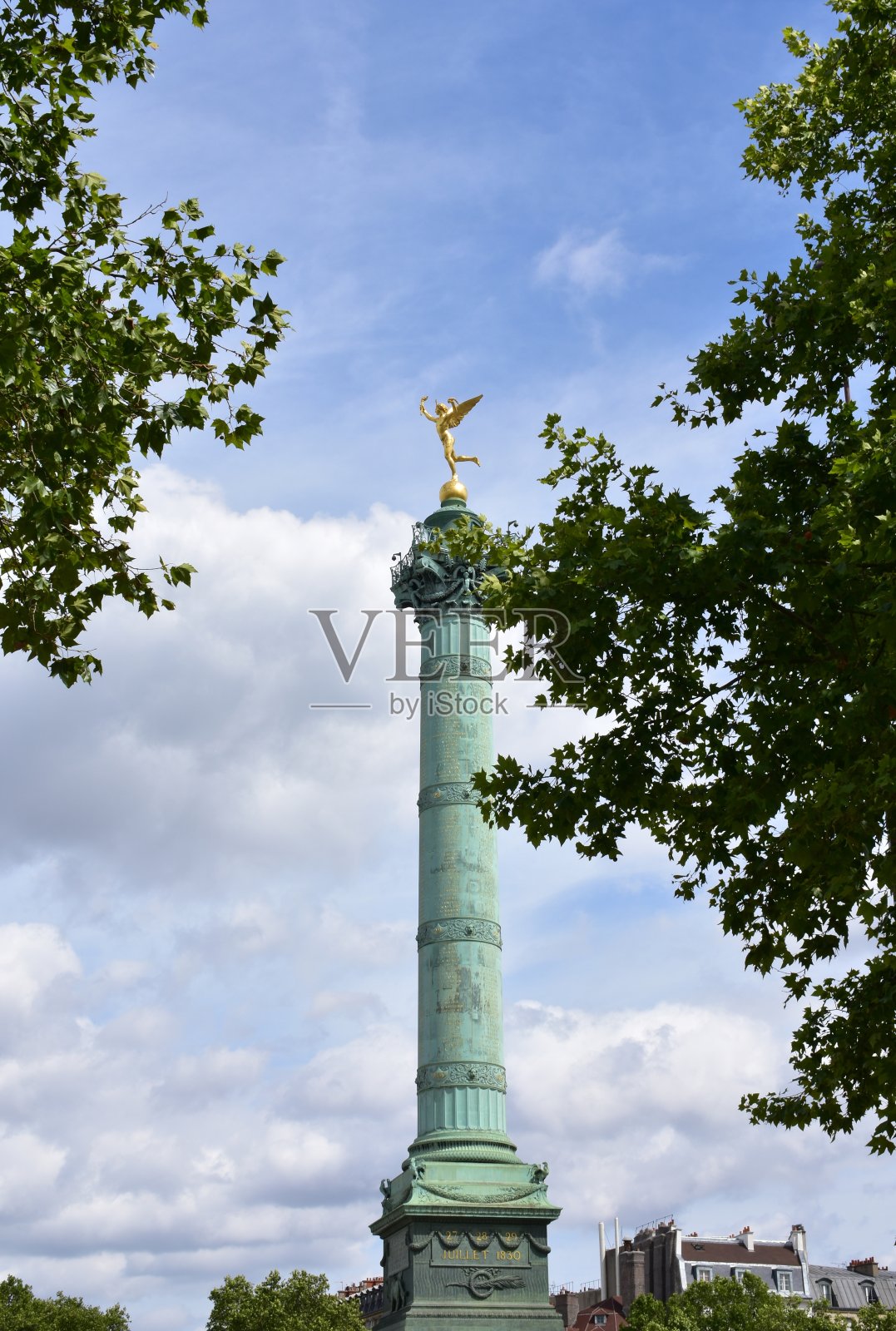 在巴士底广场的朱丽叶柱,上面有镀金的自由女神雕像。巴黎,法国。照片摄影图片
