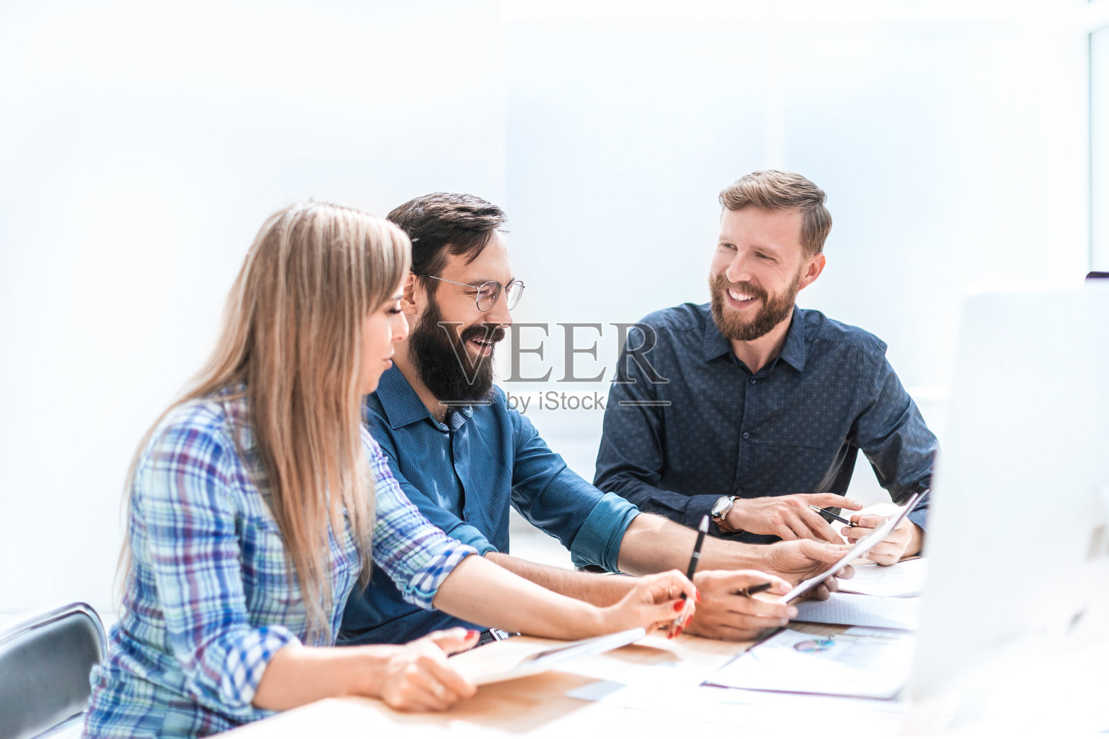 关闭了。设计团队讨论新项目。照片摄影图片