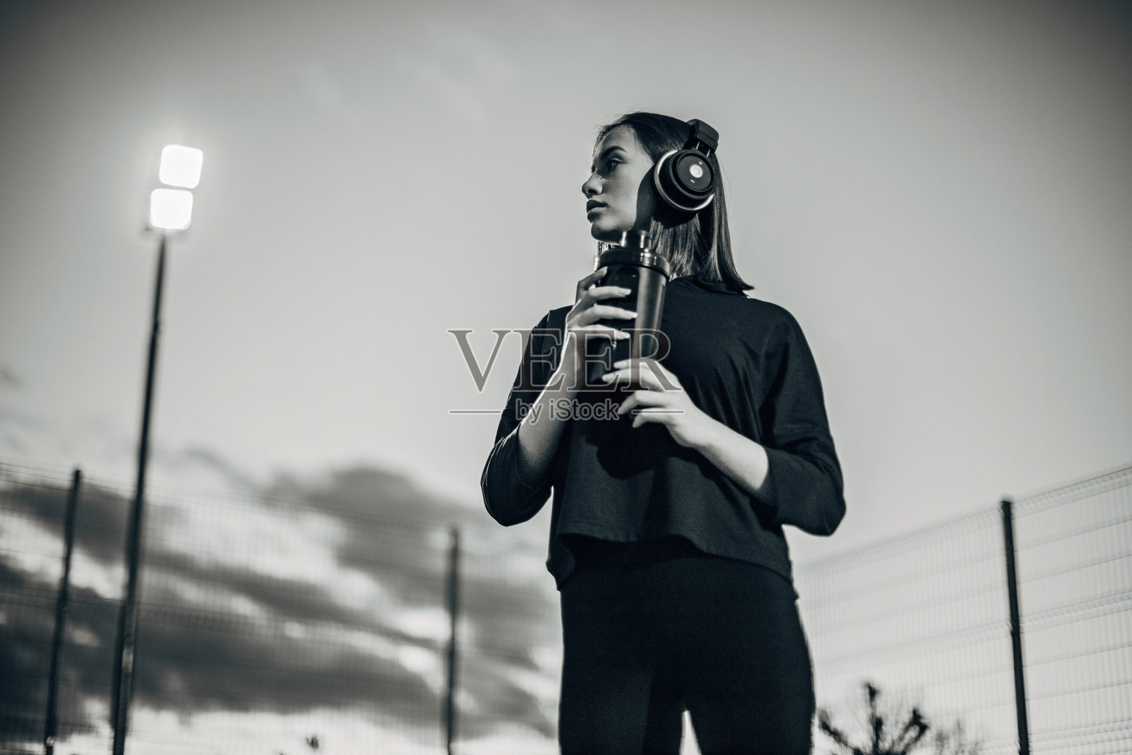 那位年轻女子正在听音乐照片摄影图片