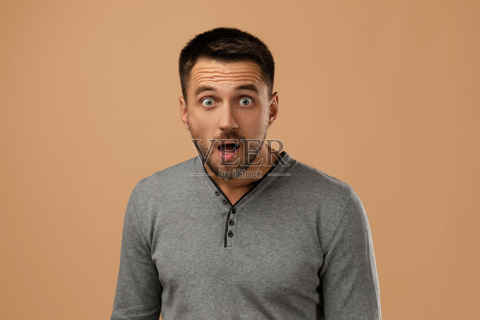 年轻英俊的胡子男子的肖像照片摄影图片