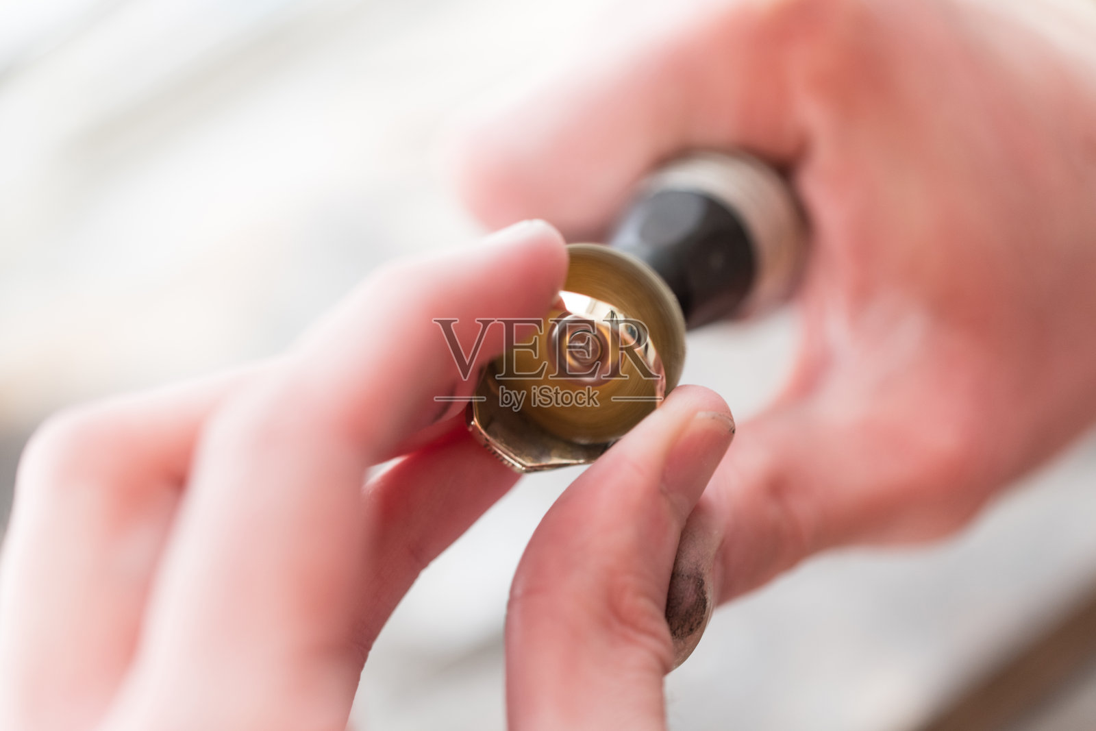 通过抛光电机工具修理环的特写照片摄影图片