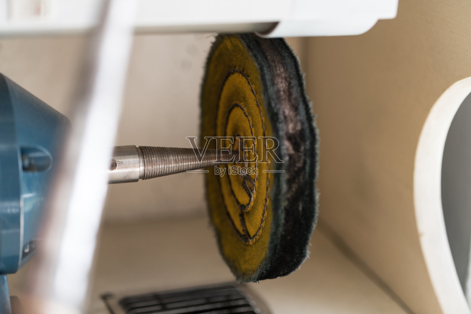 特写的珠宝手制造者使用抛光机照片摄影图片