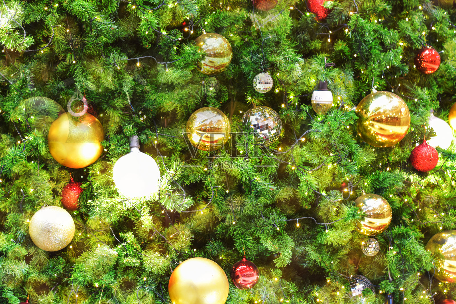 圣诞树的背景,悬挂装饰。照片摄影图片