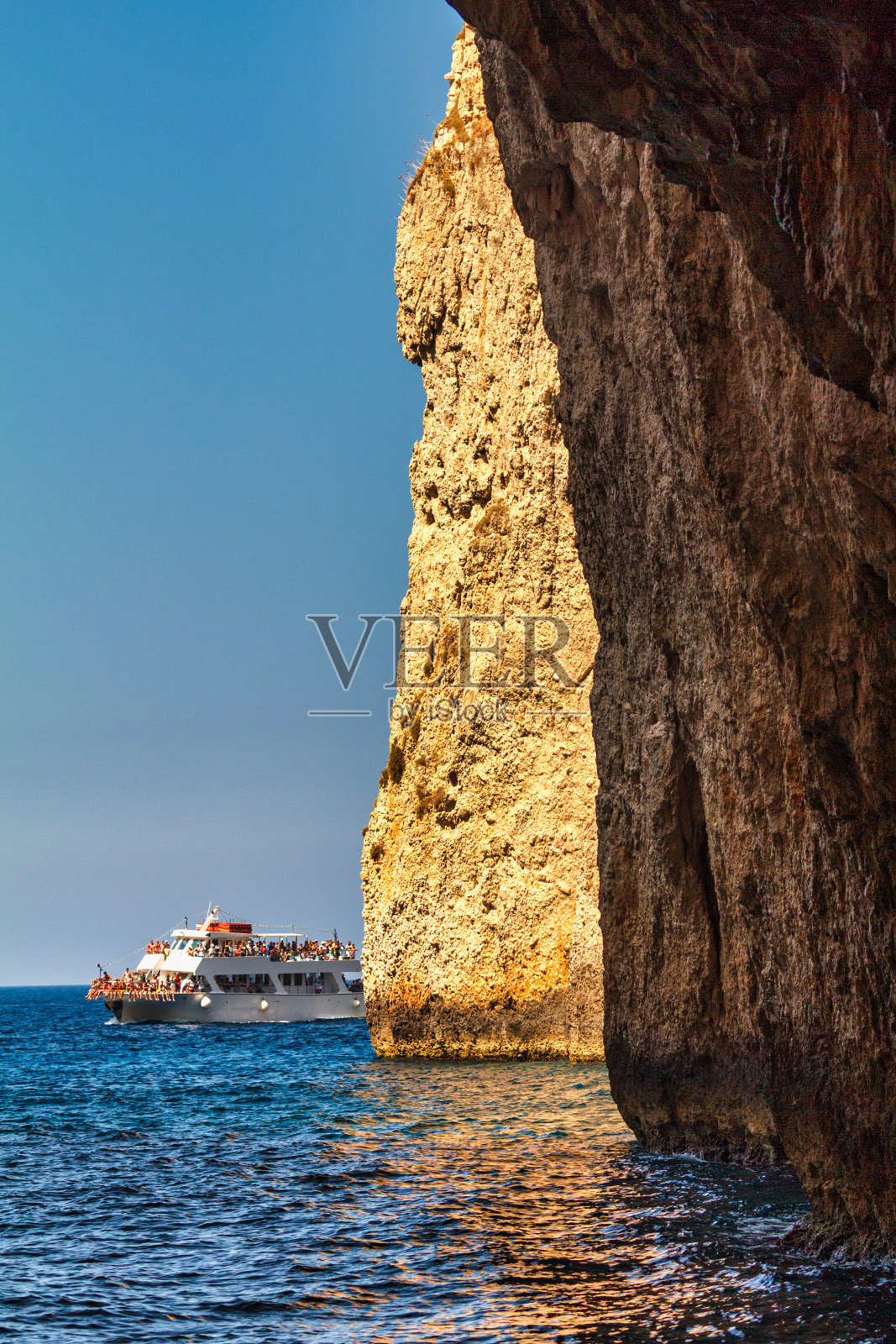 沿着帕克索斯岛与海洋洞穴游览。照片摄影图片