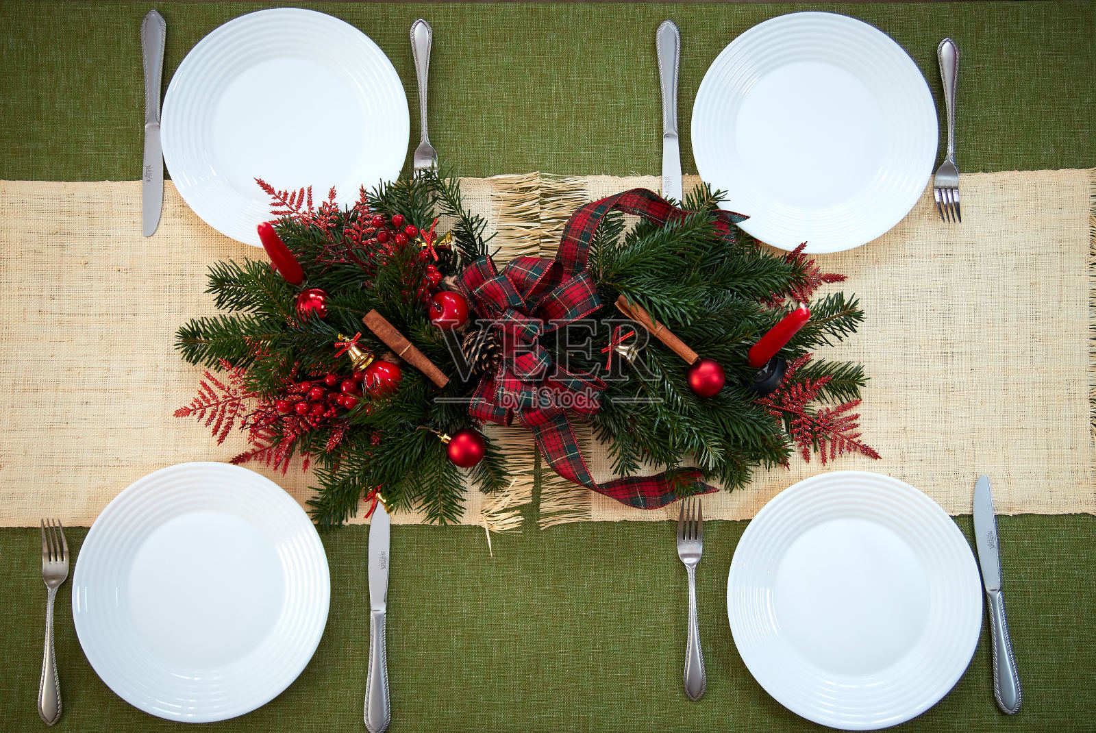 新年的餐桌装饰品,白色的盘子在绿色的背景上照片摄影图片