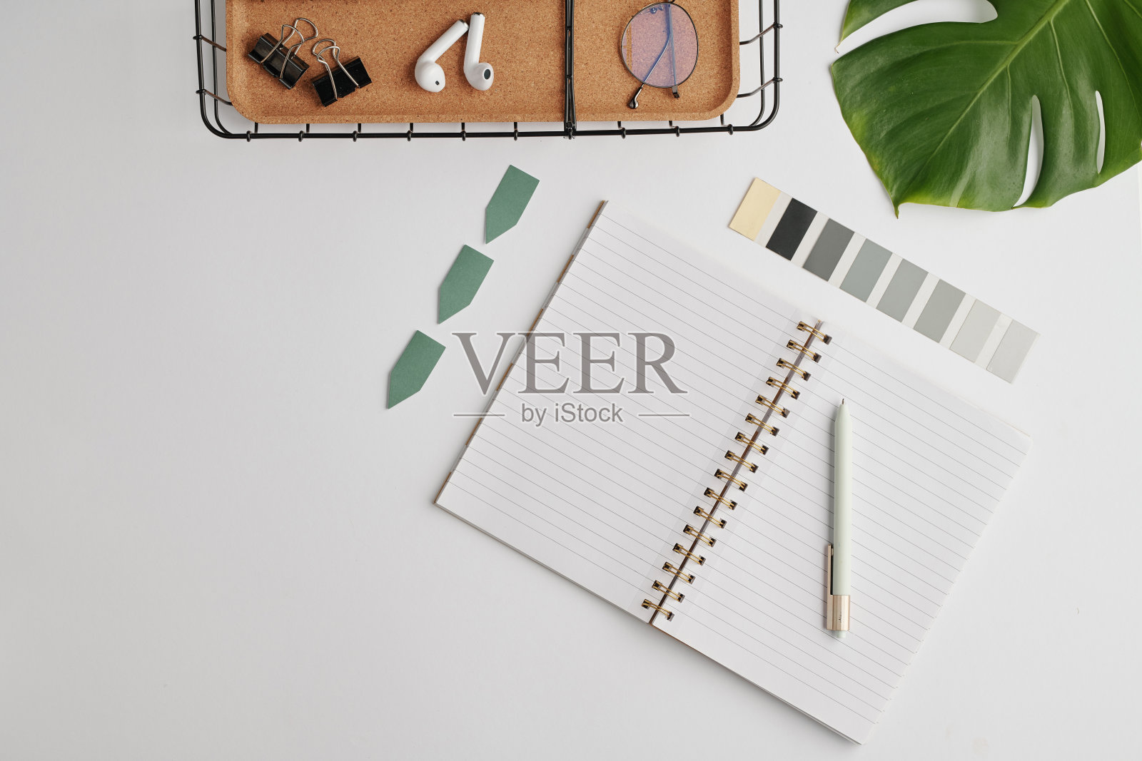 平面布局与打开的笔记本空白页,调色板和其他办公用品照片摄影图片