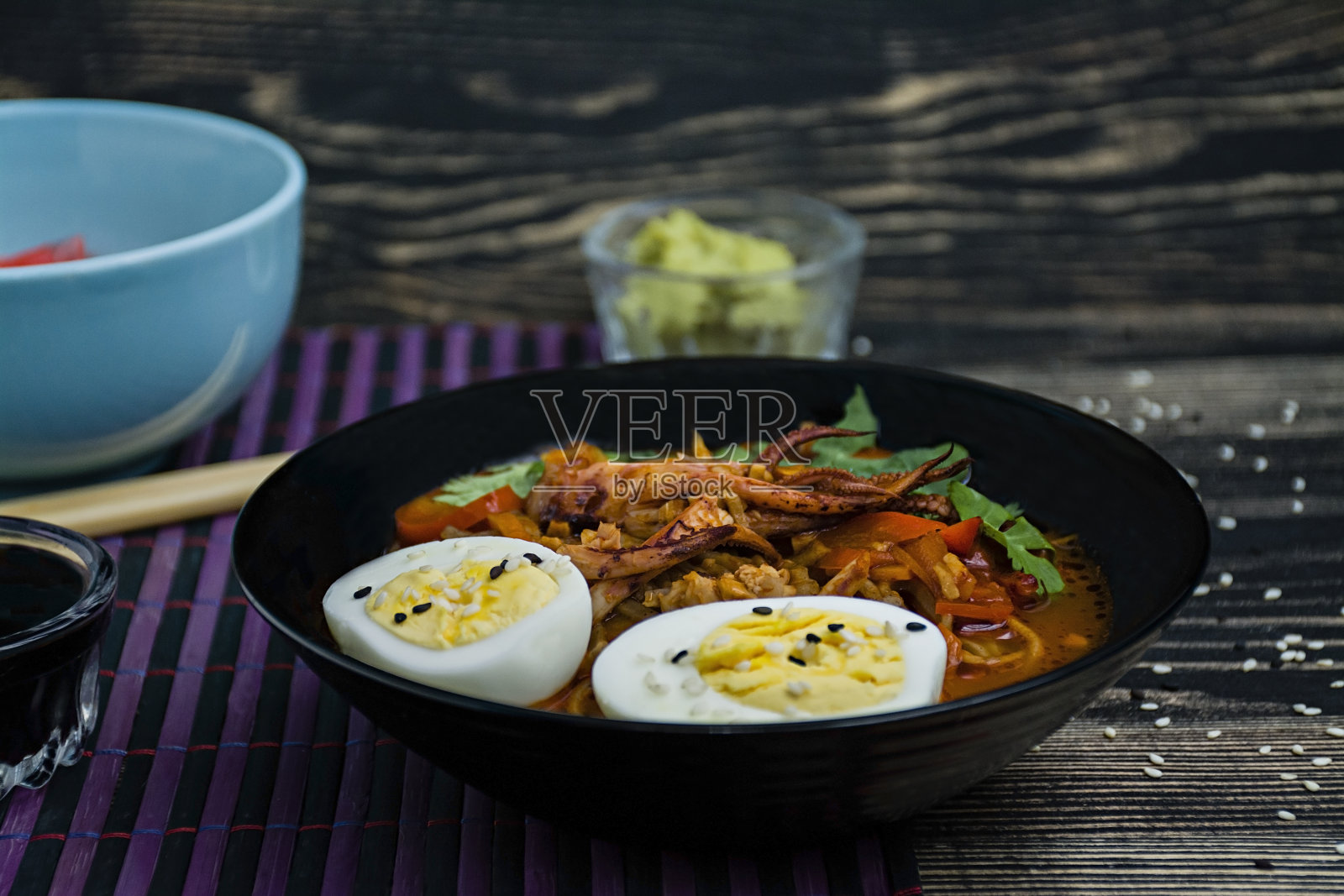 以海鲜、香草和腌蛋为背景的日式拉面。照片摄影图片