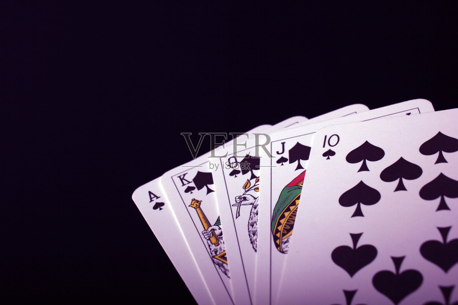 在黑色背景上玩纸牌照片摄影图片