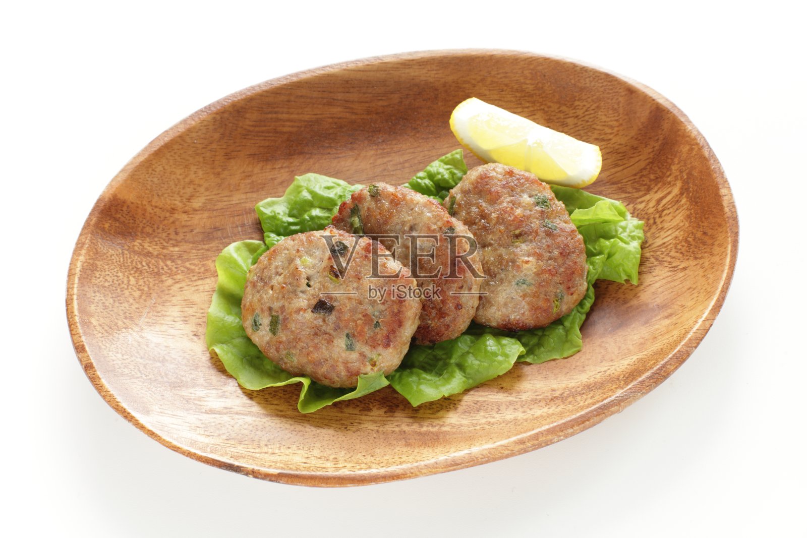 亚洲大葱汉堡放在木盘子里蒸照片摄影图片